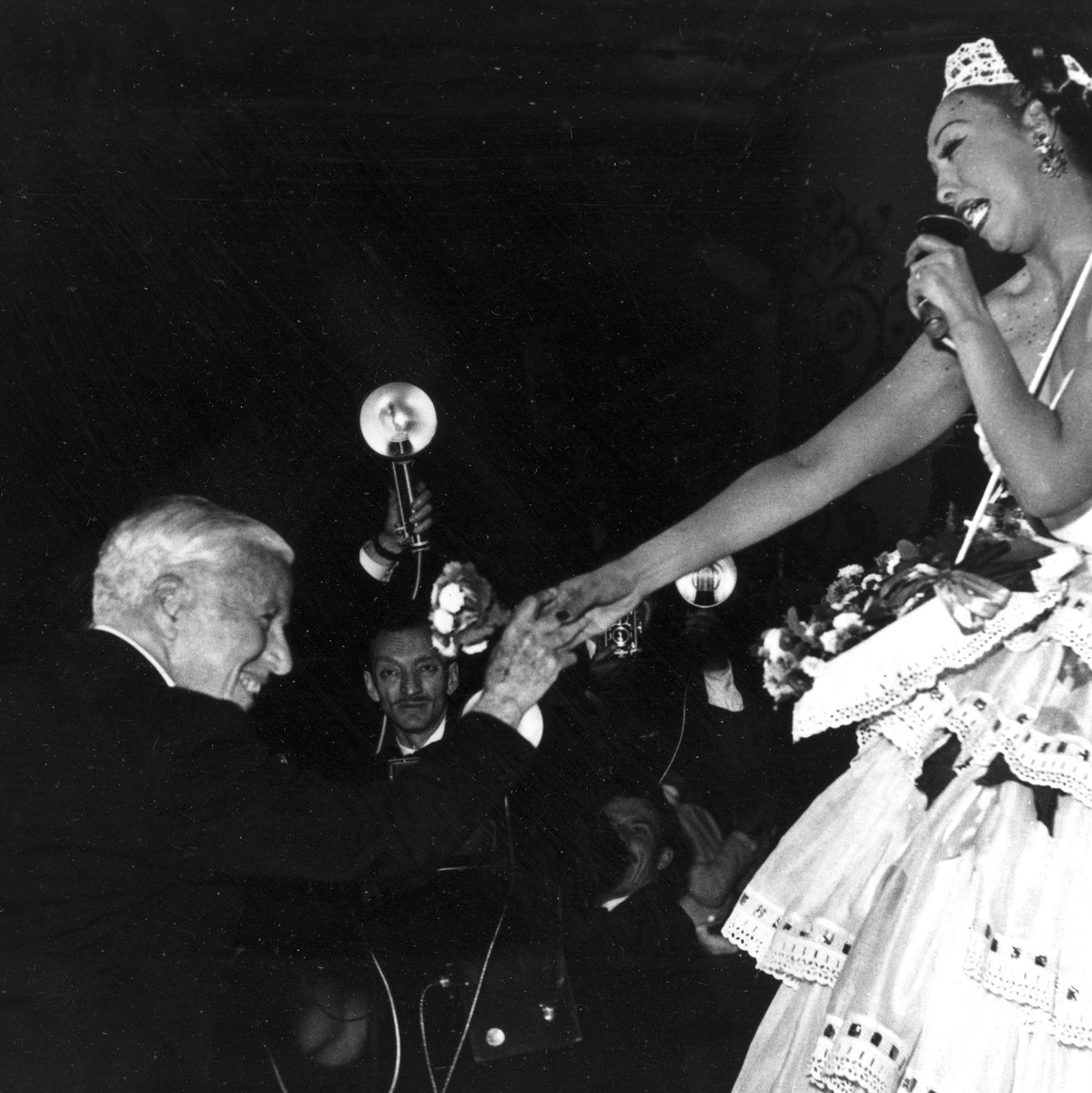 Josephine Baker - hier auf einem Foto aus den 50er Jahren mit Charlie Chaplin. - Foto: -/AP Photo/dpa