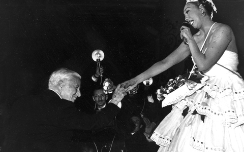 Josephine Baker - hier auf einem Foto aus den 50er Jahren mit Charlie Chaplin. - Foto: -/AP Photo/dpa
