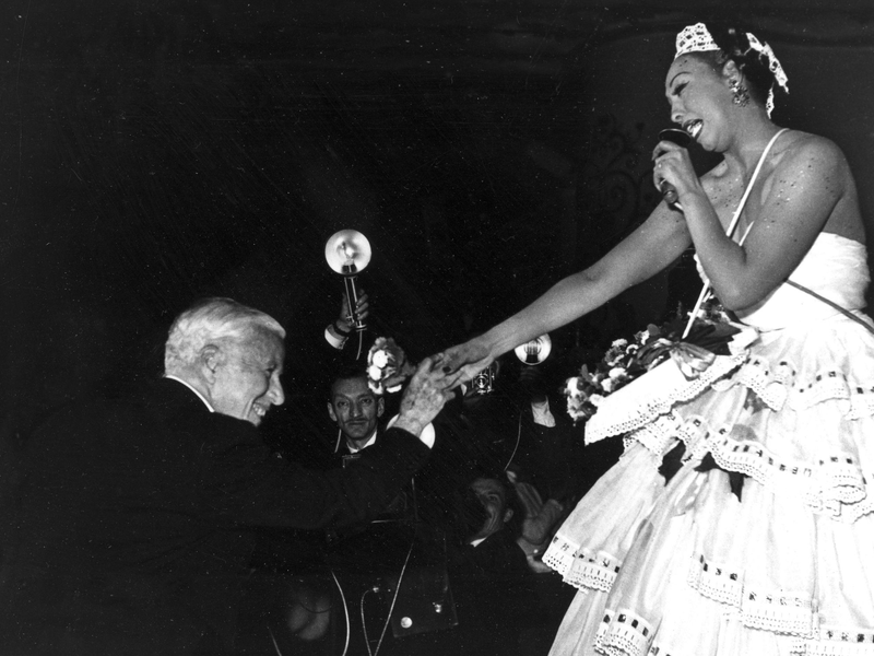 Josephine Baker - hier auf einem Foto aus den 50er Jahren mit Charlie Chaplin. - Foto: -/AP Photo/dpa