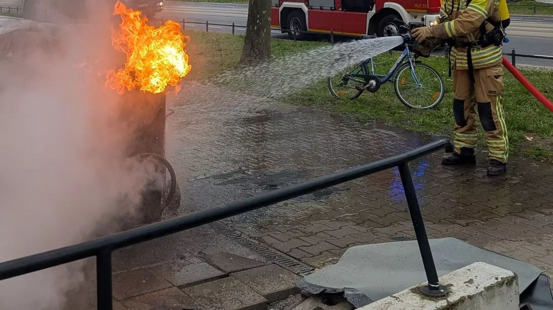 FW Dresden: Bitumofen und Küche geraten in Brand - Bild: presseportal.de