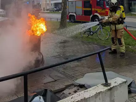 FW Dresden: Bitumofen und Küche geraten in Brand - Foto: presseportal.de