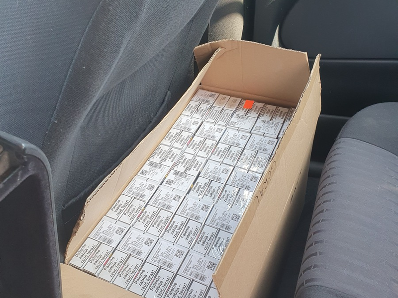 HZA-P: Kleiner Hund macht großen Fund / Zollhund Bobby erschnüffelt 7.600 Zigaretten bei einer Fahrzeugkontrolle auf der A 24 - Foto: presseportal.de