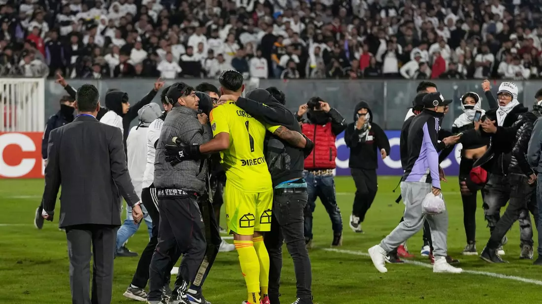 Unklar war zunächst, ob die Ausschreitungen in Verbindung mit zwei toten Fans vor dem Spiel standen. - Bild: Esteban Felix/AP/dpa