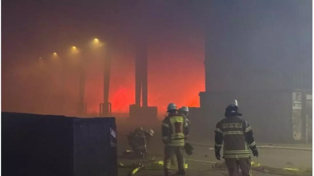 POL-WHV: Großbrand in Abfallwirtschaftszentrum Wiefels - Bild: presseportal.de