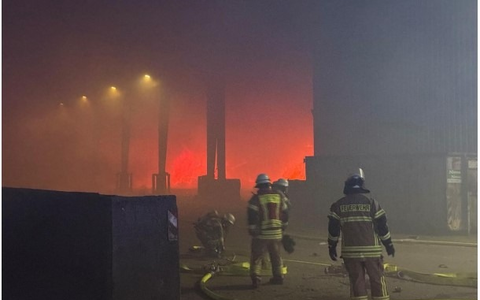 POL-WHV: Großbrand in Abfallwirtschaftszentrum Wiefels - Foto: presseportal.de