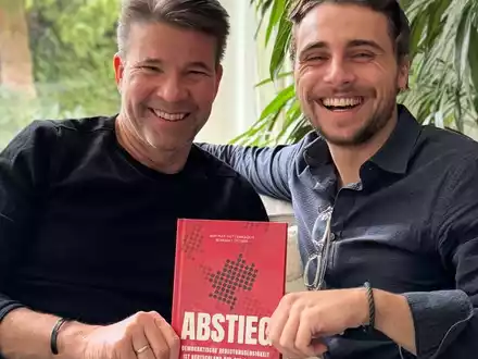 Neues Buch Abstieg: Ex-Automanager und Podcaster präsentieren Sanierungsplan für Deutschland - Foto: presseportal.de