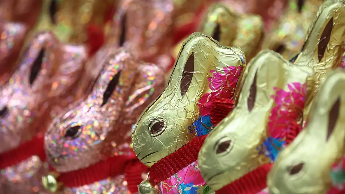 Viele der in Deutschland produzierten Schoko-Osterhasen werden im Supermarkt verkauft, ein großer Teil wird jedoch auch ins Ausland exportiert. - Bild: Karl-Josef Hildenbrand/dpa