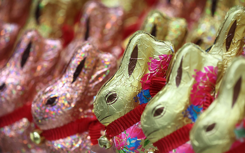 Viele der in Deutschland produzierten Schoko-Osterhasen werden im Supermarkt verkauft, ein großer Teil wird jedoch auch ins Ausland exportiert. - Foto: Karl-Josef Hildenbrand/dpa