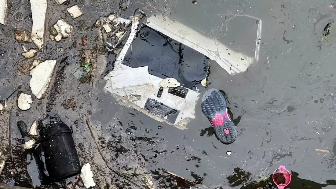 Rettungskräfte waren schnell vor Ort. - Bild: Ted Shaffrey/AP/dpa
