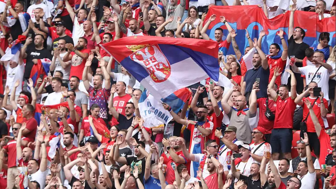 Serbische Fans (Archiv) - Bild: über dts Nachrichtenagentur
