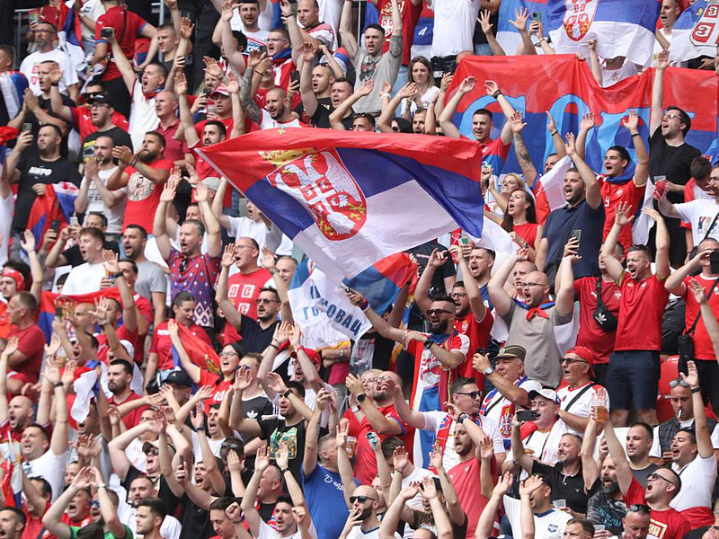 Serbische Fans (Archiv) - Foto: über dts Nachrichtenagentur
