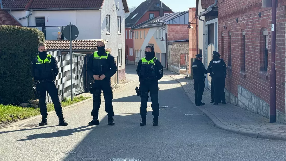 In Klettbach fanden Beamte am Morgen vier tote Menschen in einem Haus. - Bild: Johannes Krey/dpa-Zentralbild/dpa