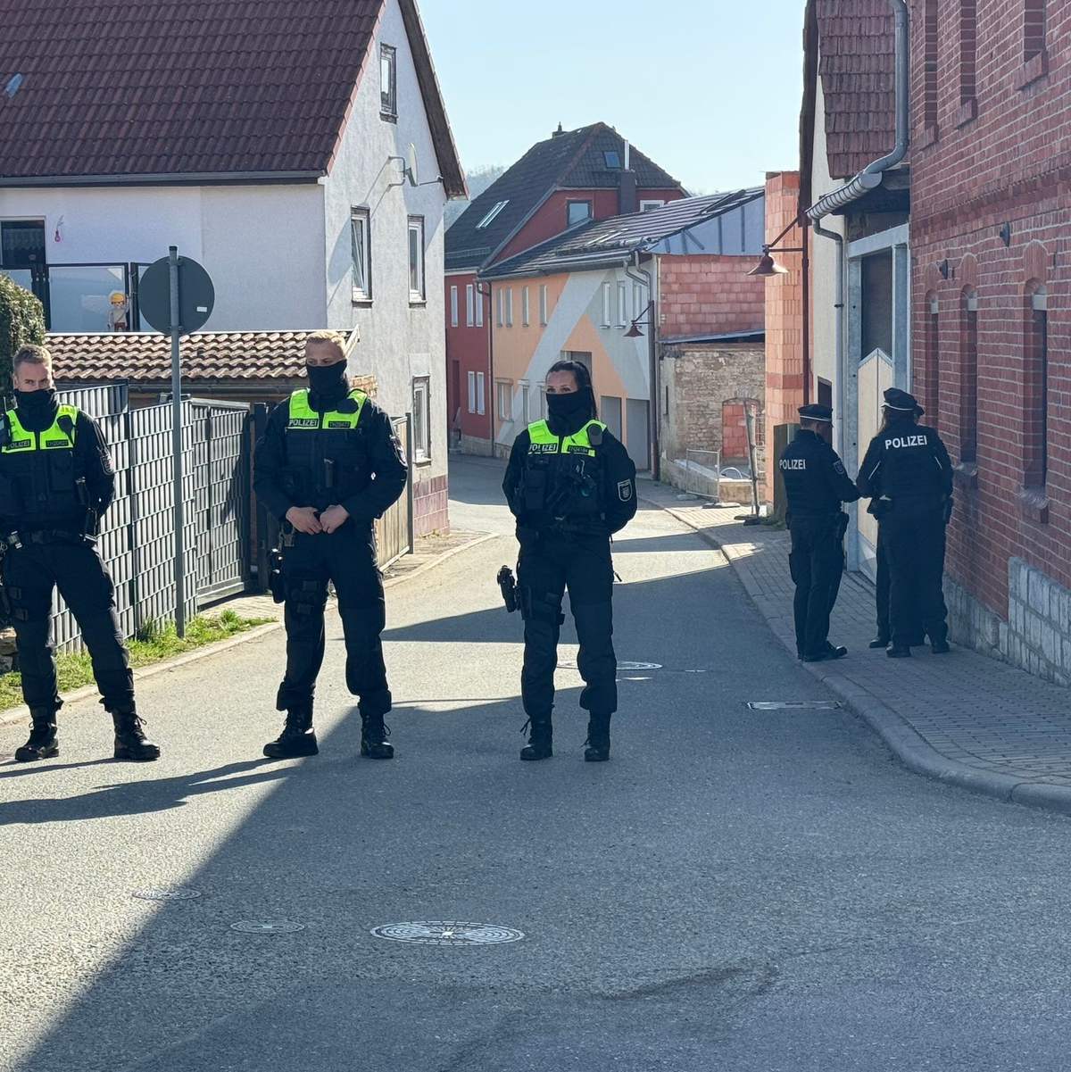 In Klettbach fanden Beamte am Morgen vier tote Menschen in einem Haus. - Foto: Johannes Krey/dpa-Zentralbild/dpa
