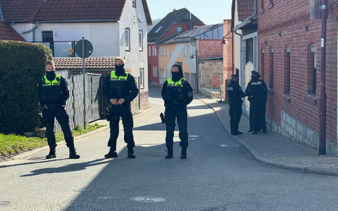 In Klettbach fanden Beamte am Morgen vier tote Menschen in einem Haus. - Foto: Johannes Krey/dpa-Zentralbild/dpa