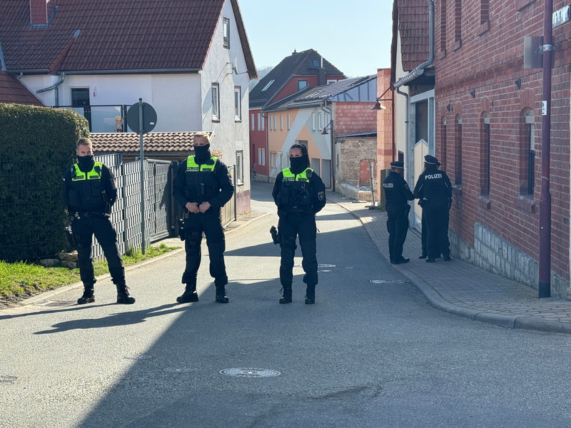 In Klettbach fanden Beamte am Morgen vier tote Menschen in einem Haus. - Foto: Johannes Krey/dpa-Zentralbild/dpa