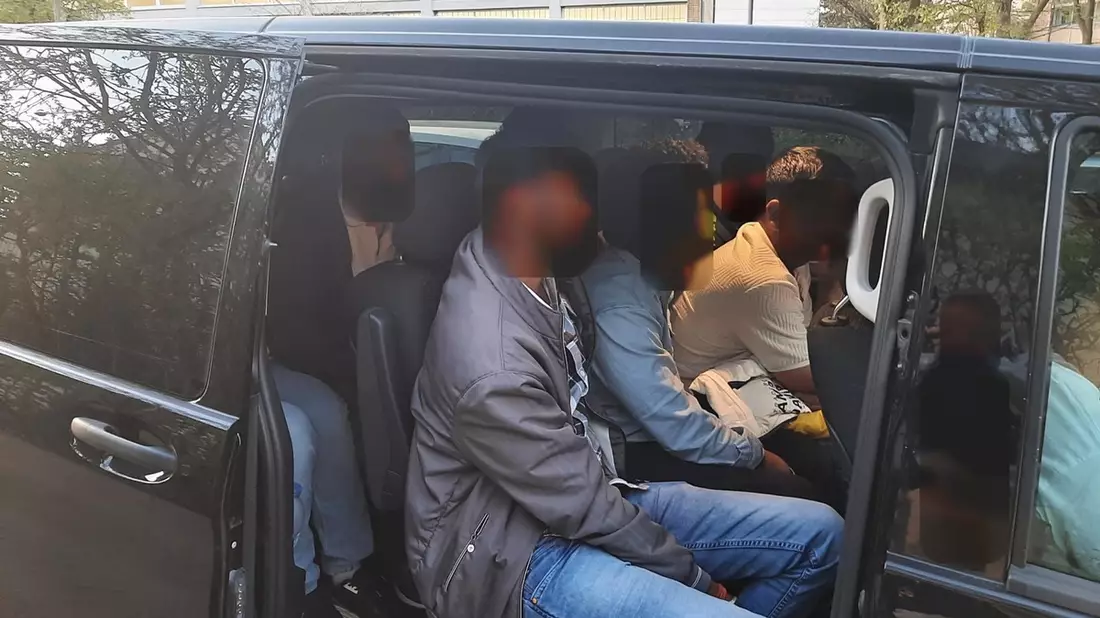BPOL NRW: Schleusung mit 10 Personen auf Schleichweg von zivilen Bundespolizisten vereitelt - Bild: presseportal.de