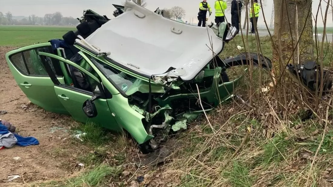 POL-HX: Schwerer Verkehrsunfall auf der B241 bei Borgentreich - Zwei Schwerverletzte - Bild: presseportal.de