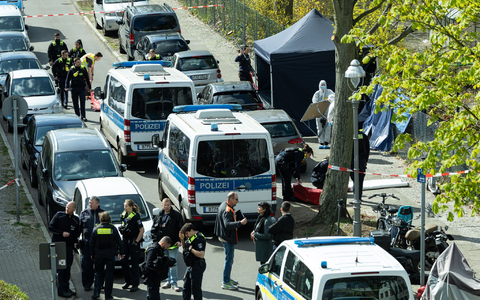 Polizisten und Beamte der Spurensicherung in weißen Schutzanzügen stehen an dem Ort, wo ein toter Mann gefunden wurde.  - Foto: Hannes P. Albert/dpa