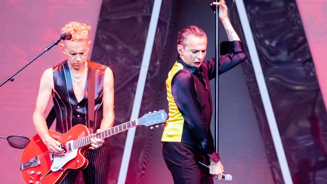 Dave Gahan und Martin Gore von Depeche Mode bei einem Konzert im Berliner Olympiastadion im Juli 2023. - Bild: Christoph Soeder/dpa
