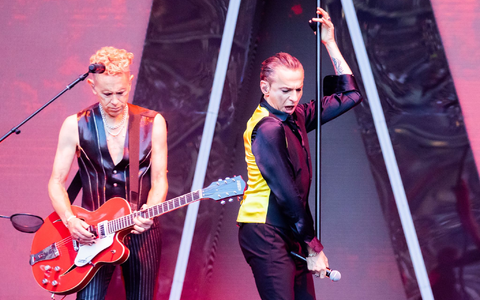 Dave Gahan und Martin Gore von Depeche Mode bei einem Konzert im Berliner Olympiastadion im Juli 2023. - Foto: Christoph Soeder/dpa