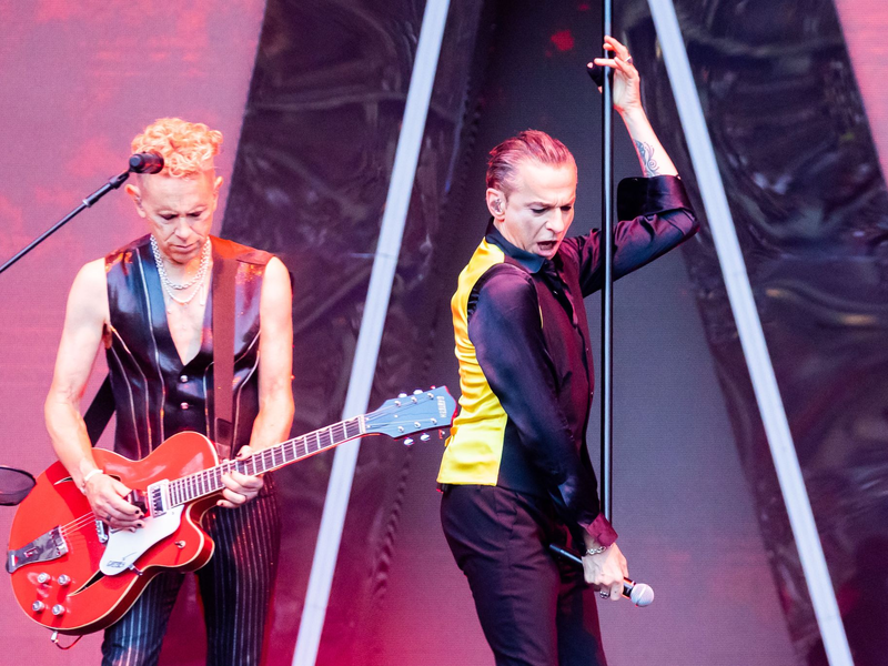 Dave Gahan und Martin Gore von Depeche Mode bei einem Konzert im Berliner Olympiastadion im Juli 2023. - Foto: Christoph Soeder/dpa