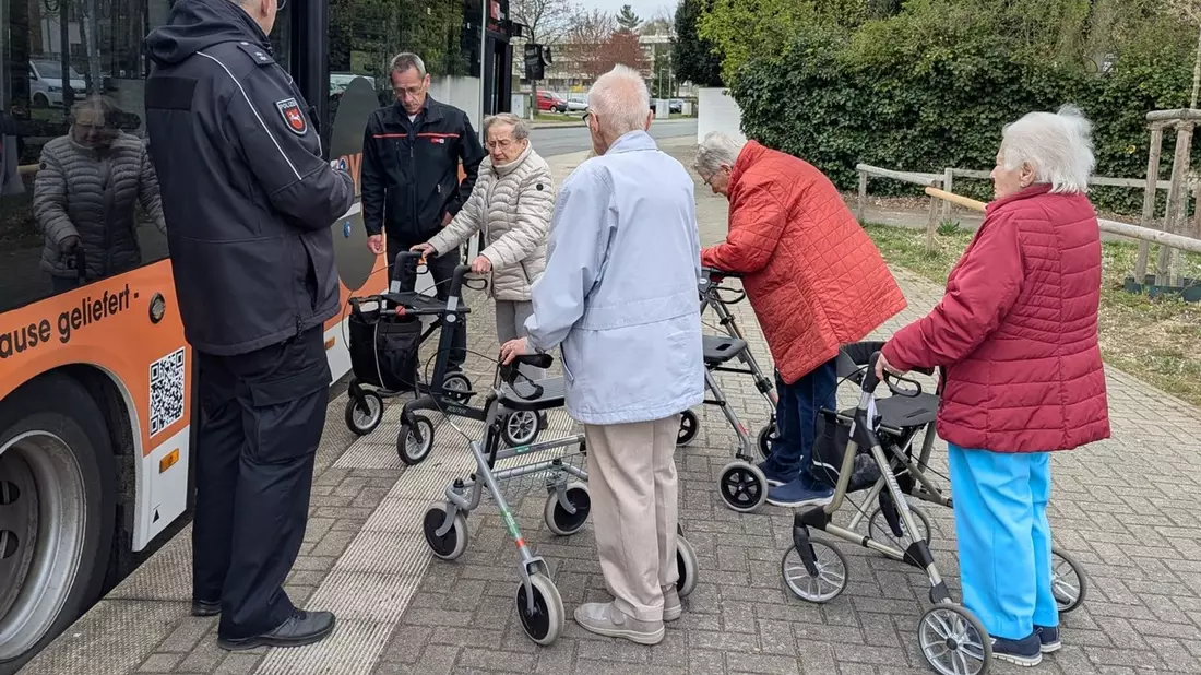 POL-WOB: Rollatoren-Training für mehr Sicherheit - Senioren absolvieren Übungsparcour - Bild: presseportal.de