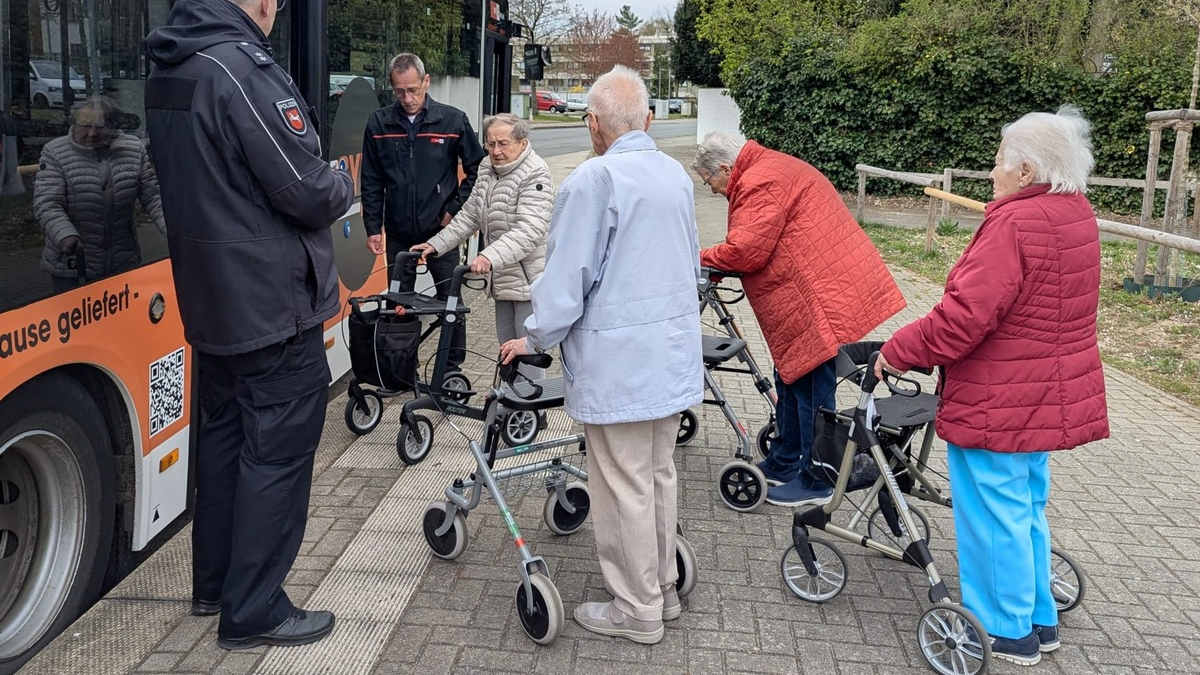 POL-WOB: Rollatoren-Training für mehr Sicherheit - Senioren absolvieren Übungsparcour - Foto: presseportal.de