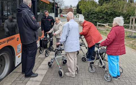 POL-WOB: Rollatoren-Training für mehr Sicherheit - Senioren absolvieren Übungsparcour - Foto: presseportal.de POL-WOB: Rollatoren-Training für mehr Sicherheit - Senioren absolvieren Übungsparcour - Foto: presseportal.de