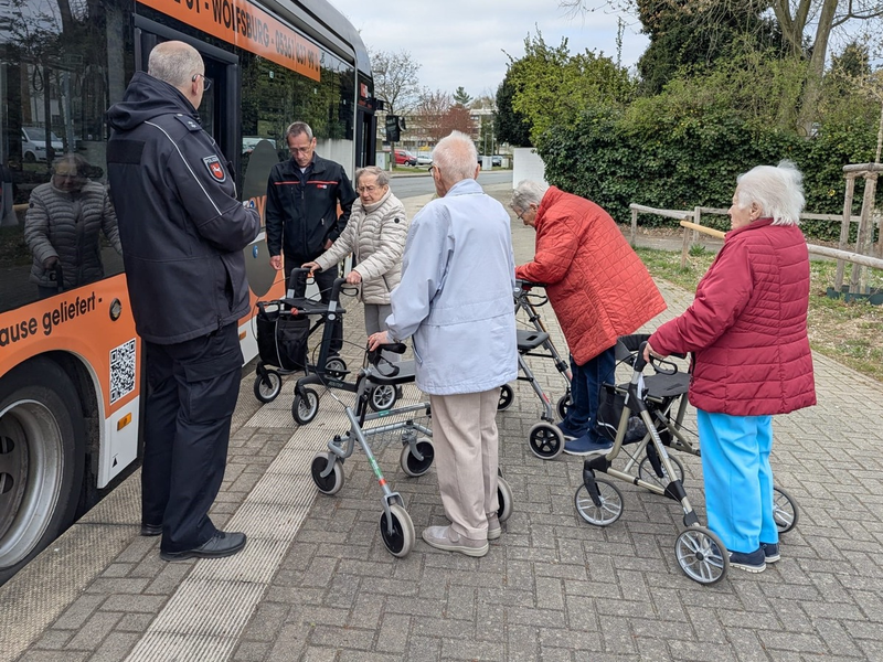 POL-WOB: Rollatoren-Training für mehr Sicherheit - Senioren absolvieren Übungsparcour - Foto: presseportal.de