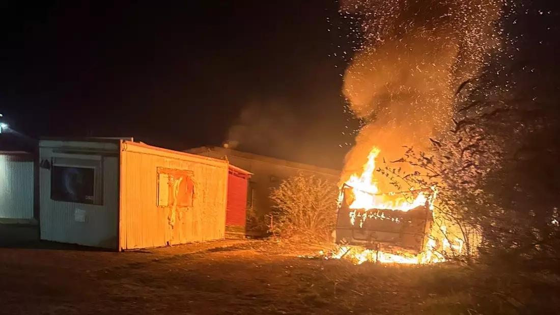 FW Moers: Wohnwagen brennt komplett aus - Bild: presseportal.de