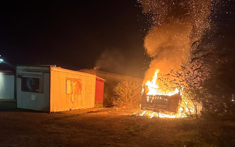FW Moers: Wohnwagen brennt komplett aus - Foto: presseportal.de