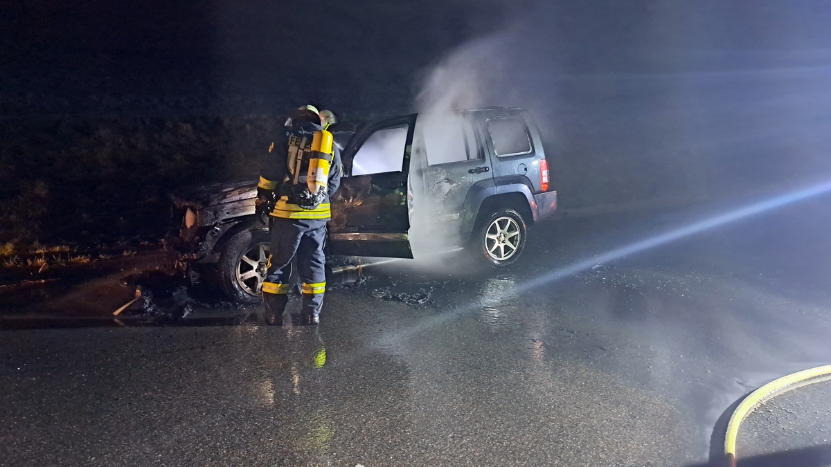 FW Lüchow-Dannenberg: +++ PKW brennt am Elbdeich +++ Insassen blieben unverletzt +++ Ursache unklar +++ - Foto: presseportal.de