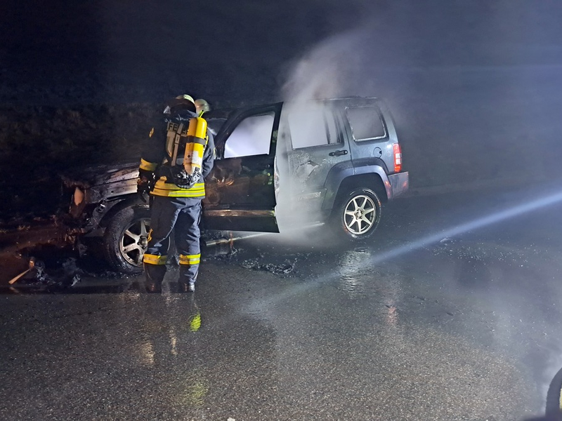 FW Lüchow-Dannenberg: +++ PKW brennt am Elbdeich +++ Insassen blieben unverletzt +++ Ursache unklar +++ - Foto: presseportal.de