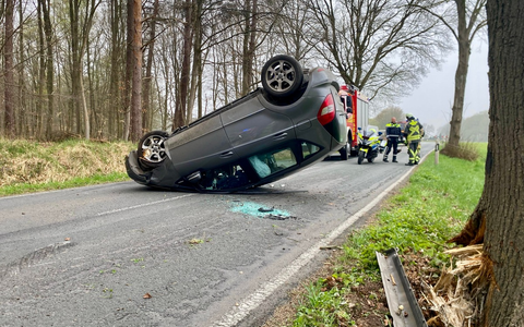 FW Hünxe: Pkw überschlagen, eine verletzte Person - Foto: presseportal.de