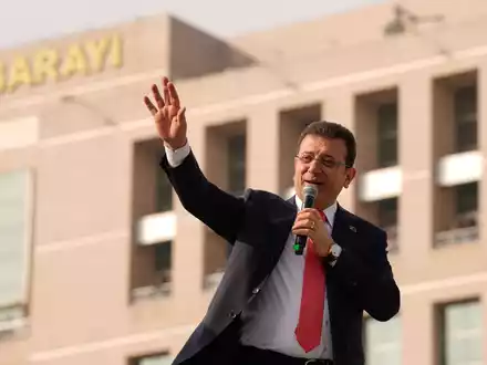 Imamoglu stehen mehrere Prozesse bevor. (Archivbild) - Foto: Emrah Gurel/AP/dpa