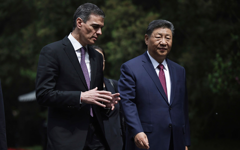 Chinas Präsident Xi warb vor Spaniens Regierungschef Sánchez um mehr Zusammenarbeit mit der EU.  - Foto: Andres Martinez Casares/Pool EPA via AP/dpa