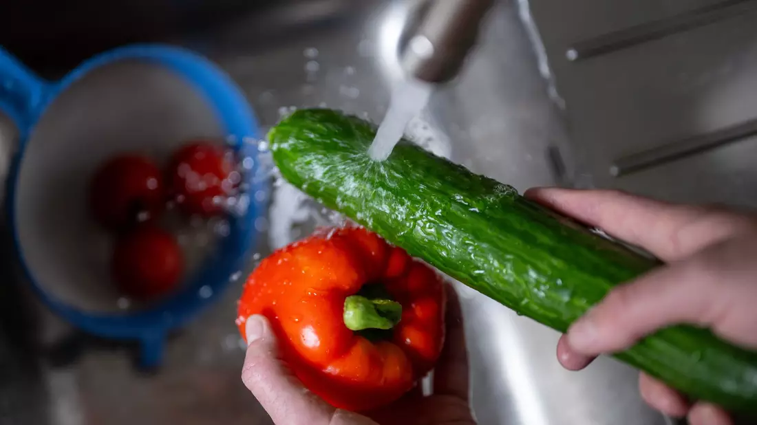 Für Paprika und Gurken müssen Kunden deutlich mehr bezahlen als vor einem Jahr. - Bild: Monika Skolimowska/dpa