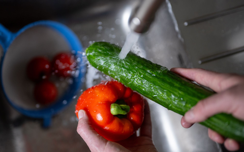 Für Paprika und Gurken müssen Kunden deutlich mehr bezahlen als vor einem Jahr. - Foto: Monika Skolimowska/dpa