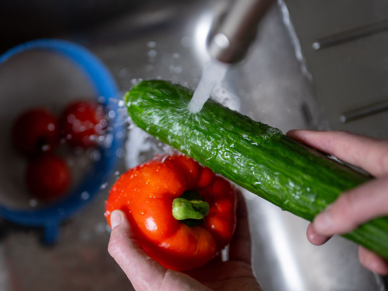 Für Paprika und Gurken müssen Kunden deutlich mehr bezahlen als vor einem Jahr. - Foto: Monika Skolimowska/dpa