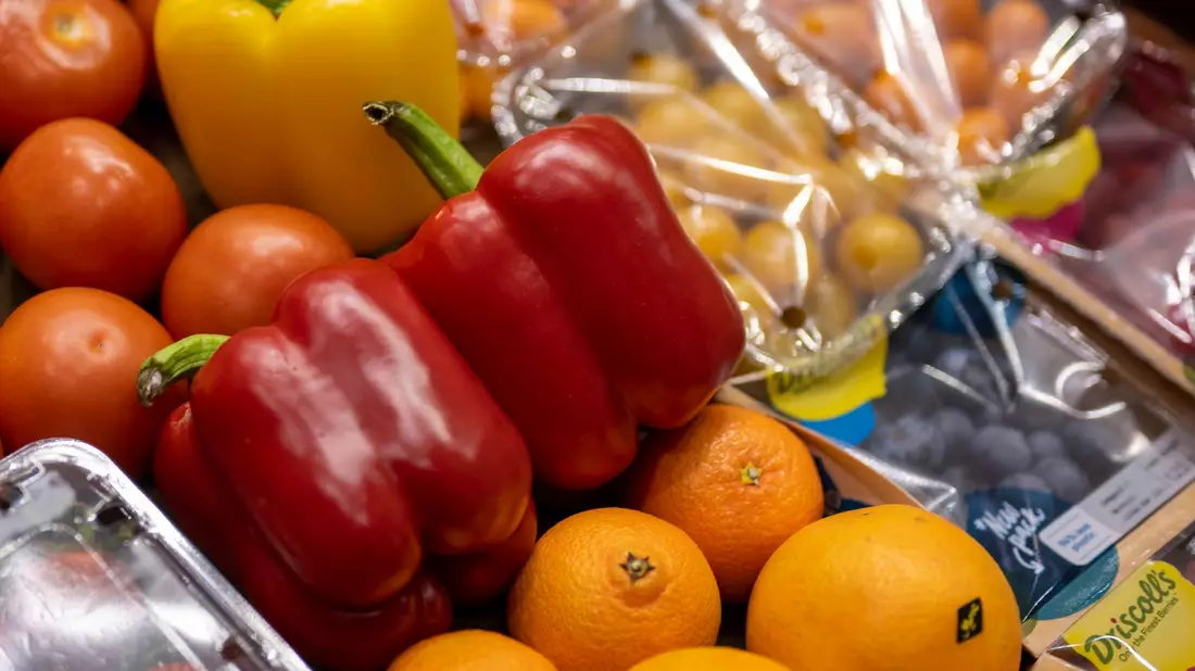Paprika und Beerenfrüchte weisen die größten Preissteigerungen auf. - Bild: Monika Skolimowska/dpa