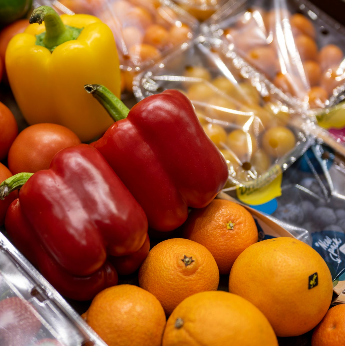 Paprika und Beerenfrüchte weisen die größten Preissteigerungen auf. - Foto: Monika Skolimowska/dpa