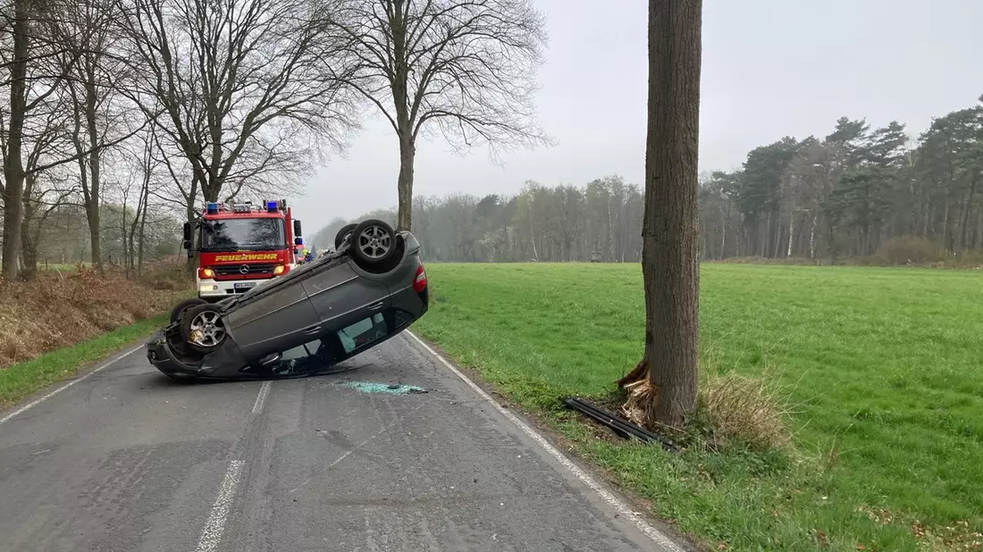 POL-WES: Hünxe - Pkw landet nach Kollision mit einem Baum auf dem Dach - Eine leicht Verletzte - Bild: presseportal.de