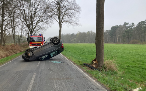 POL-WES: Hünxe - Pkw landet nach Kollision mit einem Baum auf dem Dach - Eine leicht Verletzte - Foto: presseportal.de