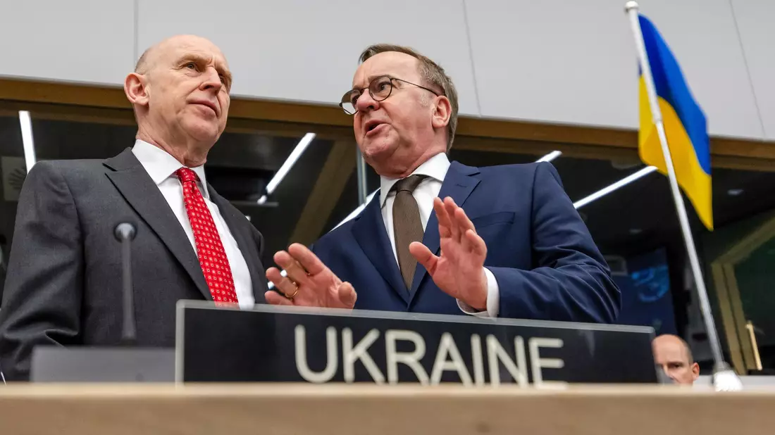 Der ukrainische Verteidigungsminister Rustem Umjerow (r), hier mit seinem britischen Kollegen John Healey, bedankt sich bei Deutschland. - Bild: Geert Vanden Wijngaert/AP/dpa