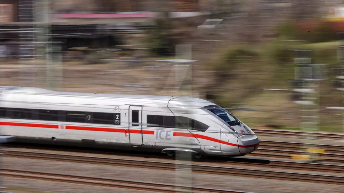 Nicht mal zwei von drei Fernzügen der Deutschen Bahn waren im März pünktlich. (Archivbild) - Bild: Jan Woitas/dpa