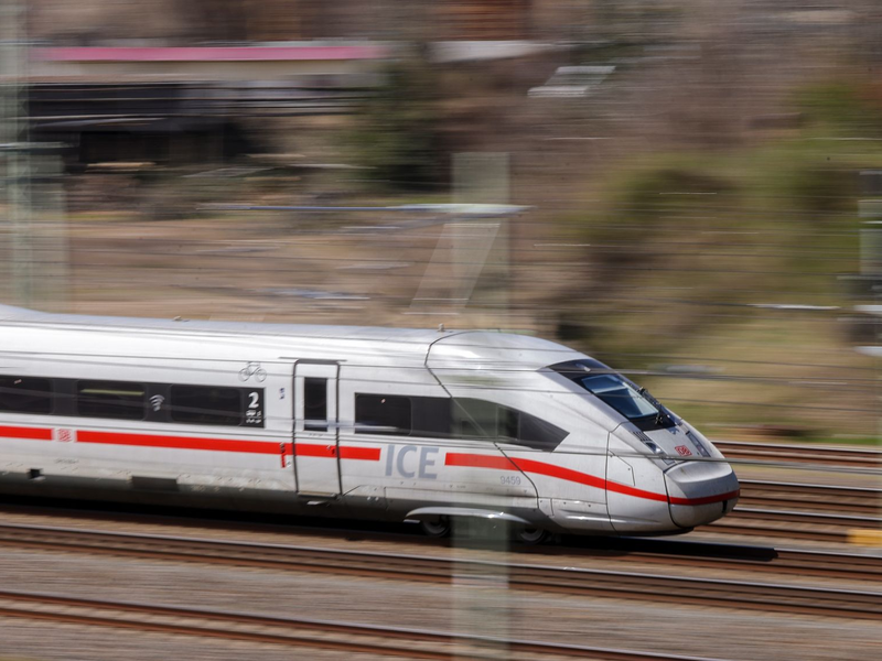 Nicht mal zwei von drei Fernzügen der Deutschen Bahn waren im März pünktlich. (Archivbild) - Foto: Jan Woitas/dpa