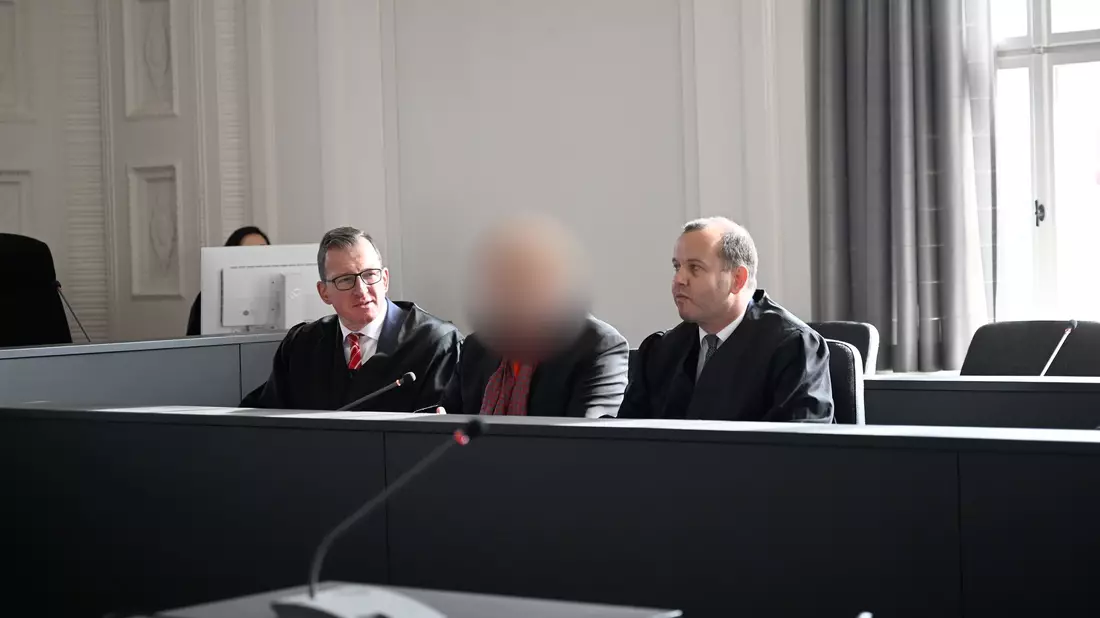 Ein langwieriger Prozess um die Insolvenz des Wismarer Holzverarbeiters German Pellets ist zu Ende. Der angeklagte Geschäftsführer zeigte sich - in Teilen - geständig. - Bild: Philip Dulian/dpa