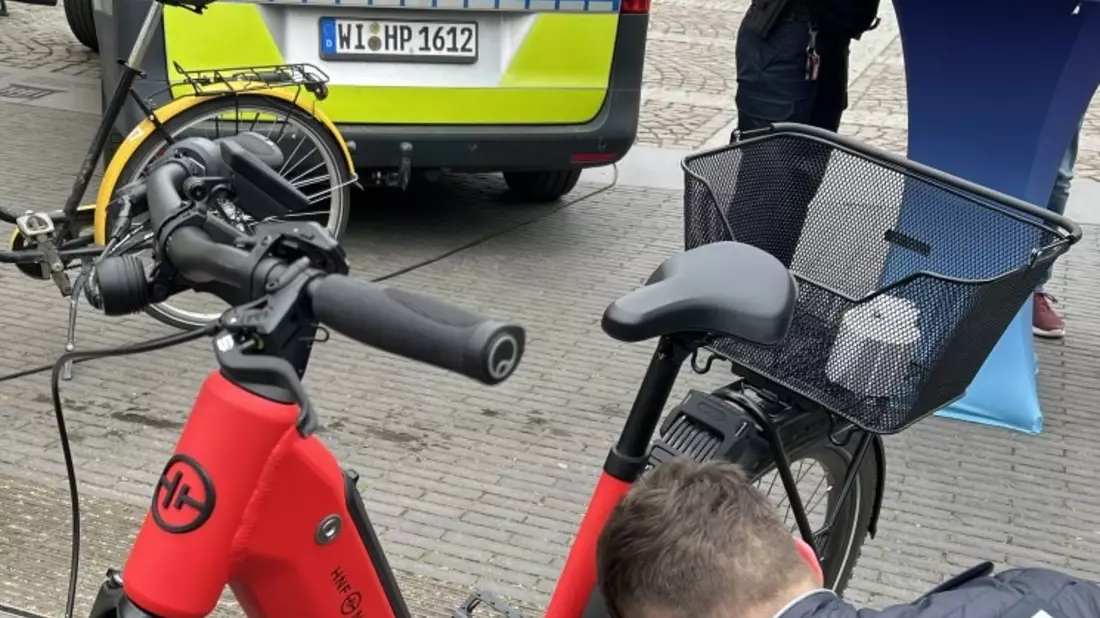 POL-DA: Lorsch: Fahrradsaison hat begonnen / Polizei gibt Tipps und codiert 43 Fahrräder - Bild: presseportal.de