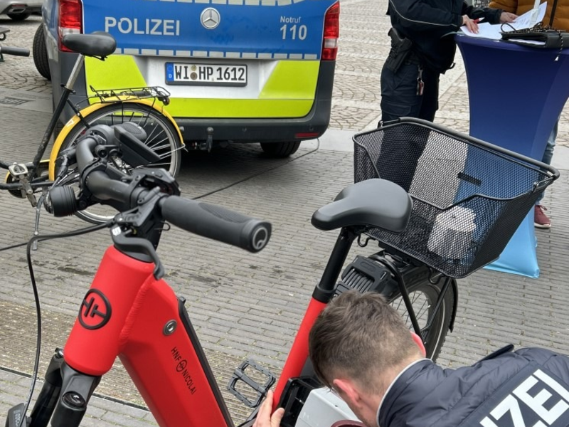 POL-DA: Lorsch: Fahrradsaison hat begonnen / Polizei gibt Tipps und codiert 43 Fahrräder - Foto: presseportal.de