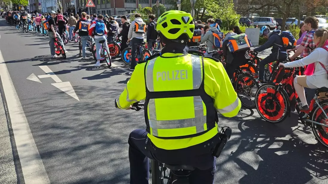 POL-DN: Bunter Abi-Korso zieht durch Düren - Polizei lobt disziplinierten Ablauf - Bild: presseportal.de